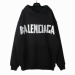 Felpa Balenciaga nera con logo oversize, stile streetwear di lusso e design minimalista.