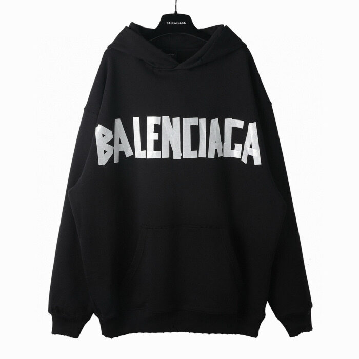 Felpa Balenciaga nera con logo oversize, stile streetwear di lusso e design minimalista.