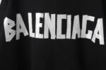 Logo Balenciaga su felpa nera, stile moderno e minimalista, immagine di alta moda e design.