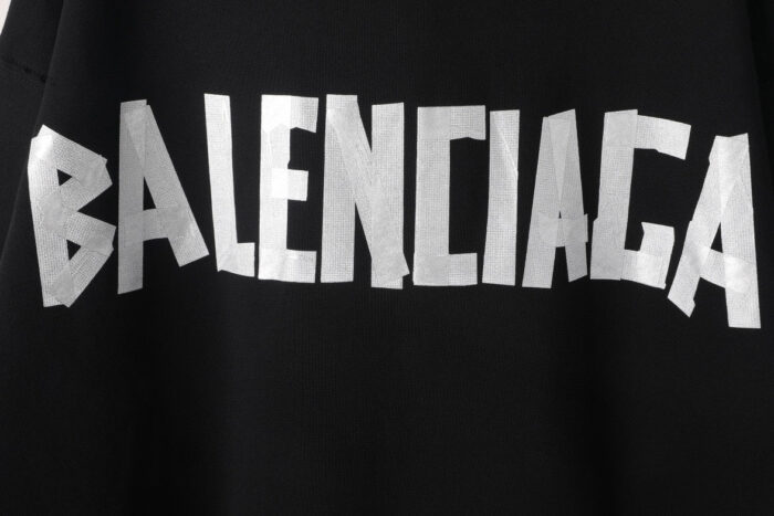 Logo Balenciaga su felpa nera, stile moderno e minimalista, immagine di alta moda e design.