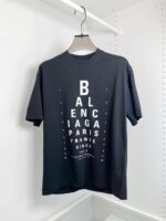 Maglietta nera Balenciaga con logo bianco elegante e stile minimalista, perfetta per un look di moda.