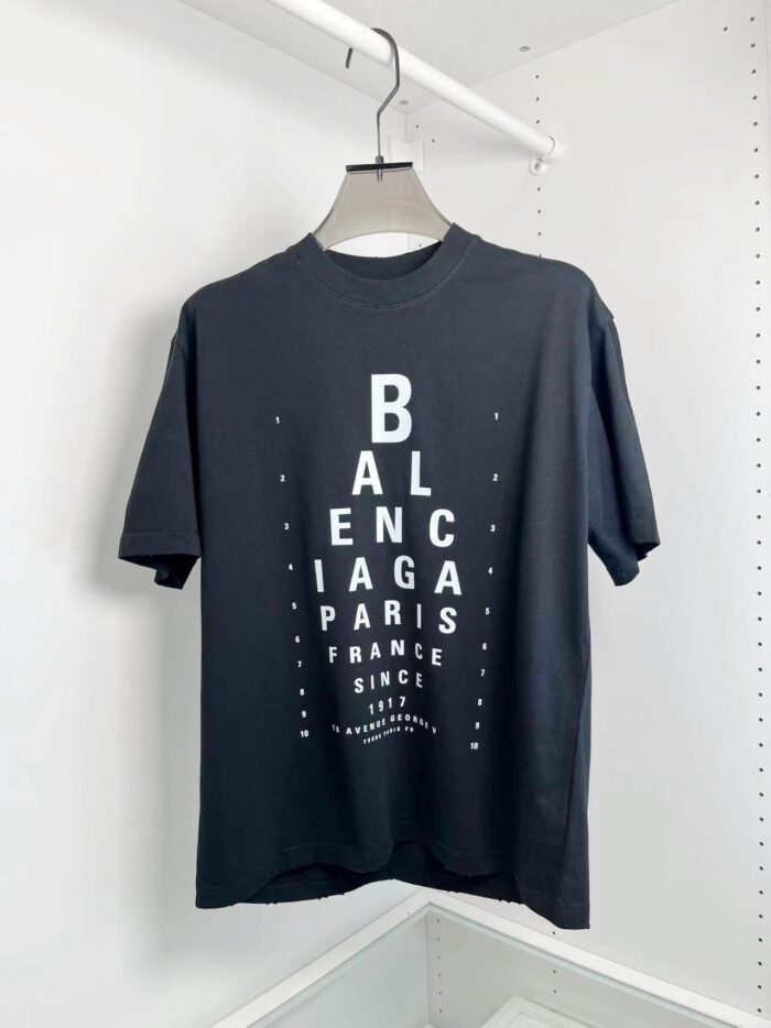 Maglietta nera Balenciaga con logo bianco elegante e stile minimalista, perfetta per un look di moda.