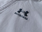 Ricamo del logo Balenciaga su abbigliamento casual di lusso bianco.
