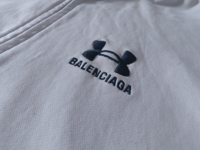 Ricamo del logo Balenciaga su abbigliamento casual di lusso bianco.