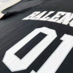 Maglietta Balenciaga nera con logo e numero 01, stile sportivo e moda moderna.