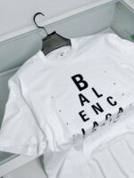 T-shirt bianco Balenciaga con logo nero, moda streetwear, vestibilità comoda e stile elegante.