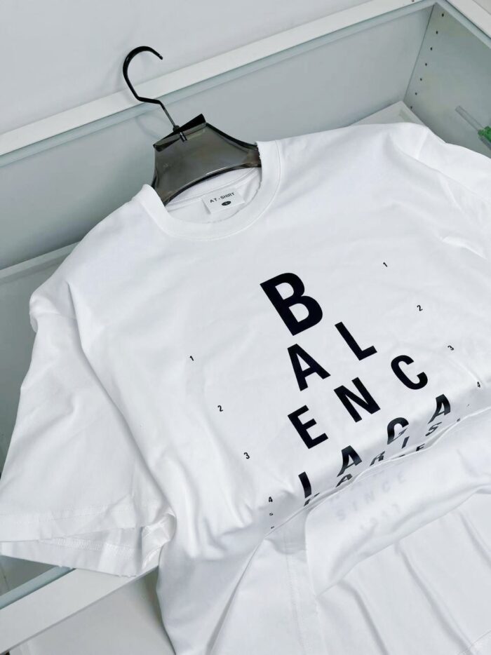 T-shirt bianco Balenciaga con logo nero, moda streetwear, vestibilità comoda e stile elegante.