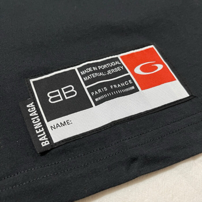 Etichetta Balenciaga in jersey, produzione in Portogallo, logo stilizzato e opzione personalizzazione.