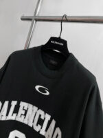 Felpa verde Balenciaga con logo sportivo e design casual di alta moda.
