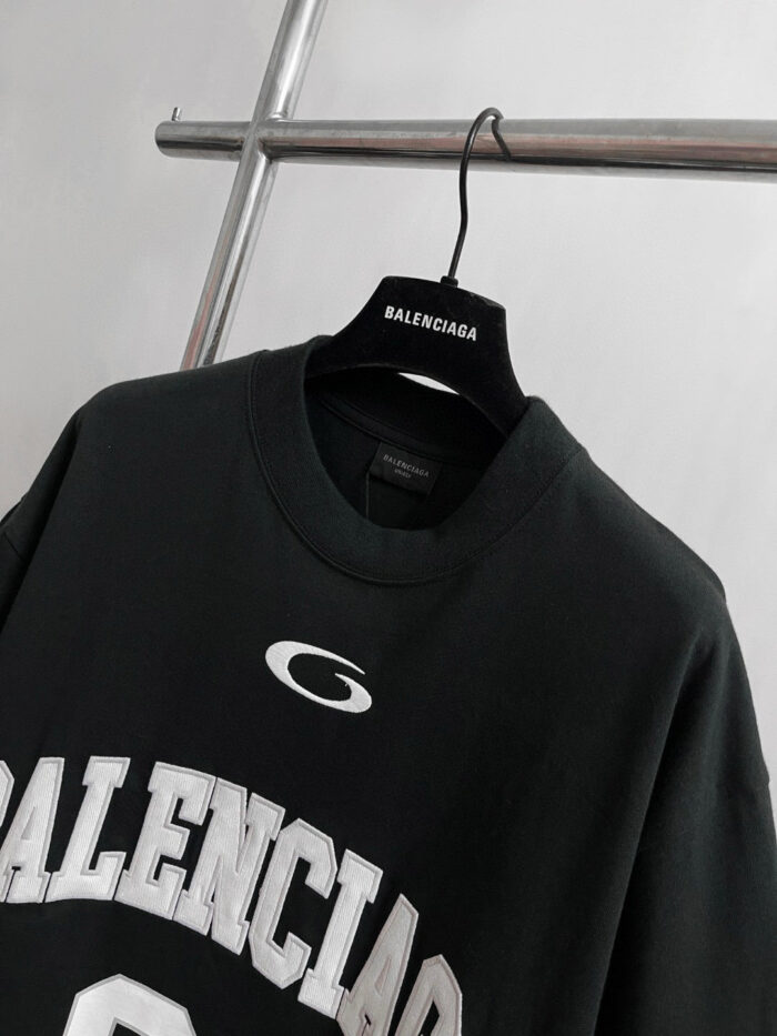 Felpa verde Balenciaga con logo sportivo e design casual di alta moda.