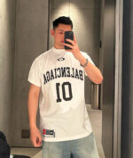 Selfie in stile streetwear con jersey Balenciaga e jeans denim in ambiente minimalista moderno.