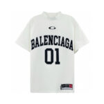 Maglietta oversize bianca Balenciaga con logo sportivo e dettagli minimalisti, stile streetwear di lusso.