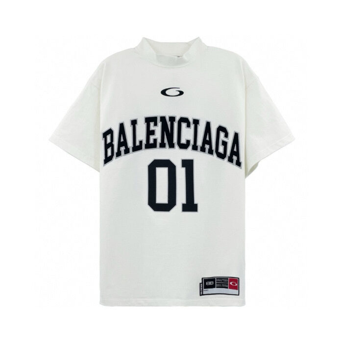 Maglietta oversize bianca Balenciaga con logo sportivo e dettagli minimalisti, stile streetwear di lusso.