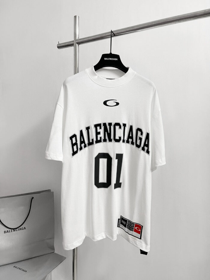 Maglietta oversize bianca Balenciaga con logo e dettaglio logo, stile sportivo e moda urbana.