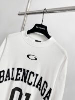 T-shirt bianco Balenciaga casual, oversize, streetwear moderno con logo e numero sporty.