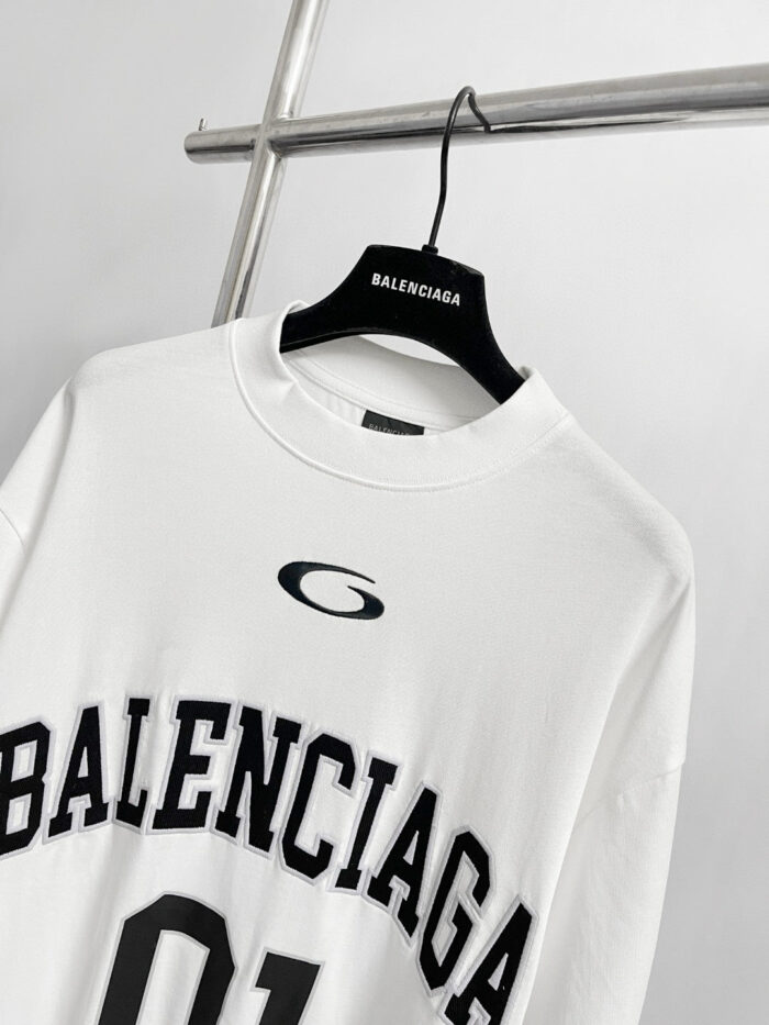T-shirt bianco Balenciaga casual, oversize, streetwear moderno con logo e numero sporty.
