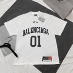 T-shirt Balenciaga bianco con logo nero e numero 01, stile sportivo e oversize.