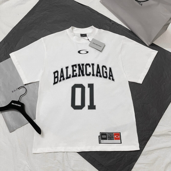 T-shirt Balenciaga bianco con logo nero e numero 01, stile sportivo e oversize.