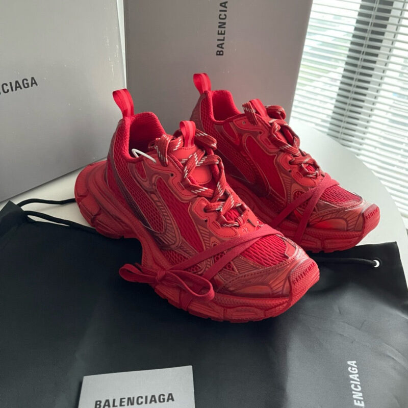 Sneakers Balenciaga rosse, stile urbano, design innovativo, materiali textured e suola pronunciata.