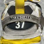 Sneaker Balenciaga con logo, dettagli in suede, fascia gialla, taglia 37, stile luxury street.