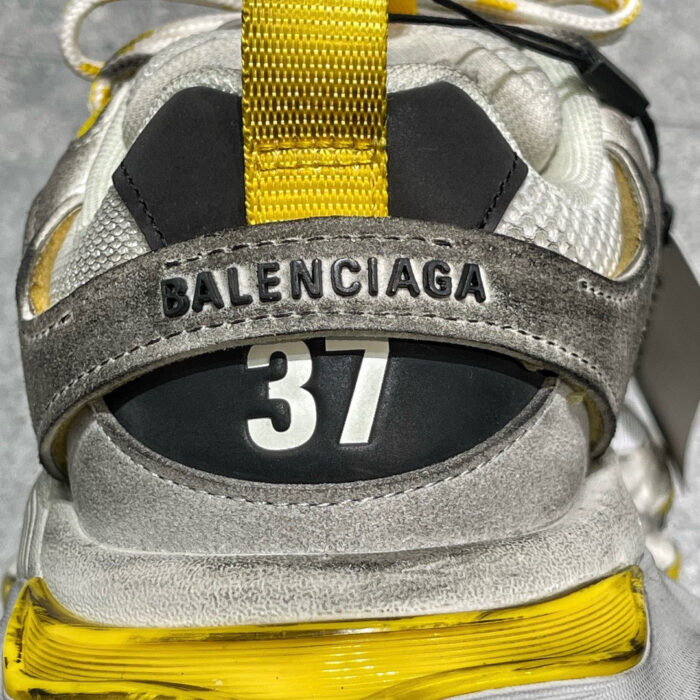 Sneaker Balenciaga con logo, dettagli in suede, fascia gialla, taglia 37, stile luxury street.