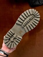 Sola sneaker Balenciaga in gomma beige con logo embossato e battistrada antiscivolo.
