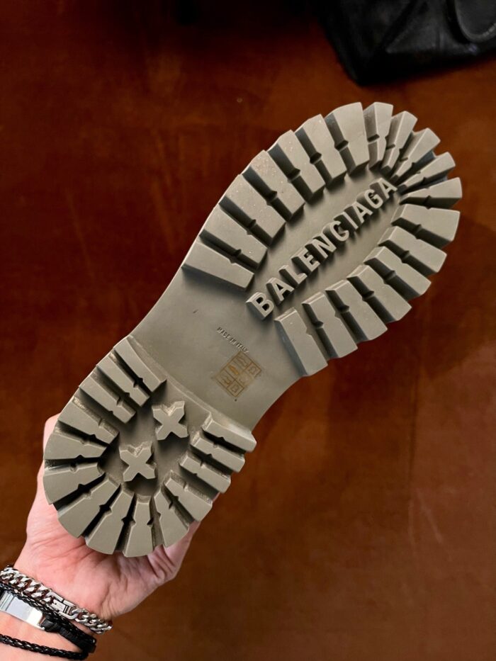 Sola sneaker Balenciaga in gomma beige con logo embossato e battistrada antiscivolo.