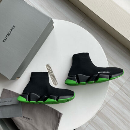 Sneakers Balenciaga con suola verde neon, design moderno e stile fashion di lusso.