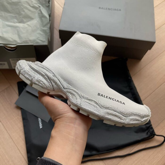 Sneaker Balenciaga sock-like bianca con suola chunky, design elegante e alta moda.