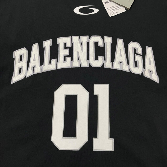 Giacca sportiva Balenciaga nera con logo circolare e numero 01 bianco.