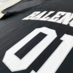 T-shirt nero Balenciaga con logo bianco e numero 01, stile streetwear moderno e di tendenza.