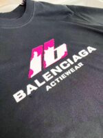 Maglietta Balenciaga Activewear con logo bianco e dettagli colorati, stile streetwear moderno e elegante.
