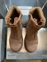 Stivaletti Balenciaga in suede beige con suola chunky e dettagli di zip e lacci moderni.