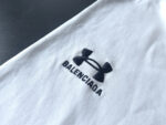 T-shirt bianca Balenciaga con logo sportivo ricamato, stile moderno e versatile.