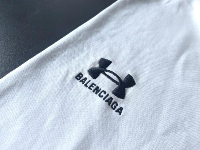 T-shirt bianca Balenciaga con logo sportivo ricamato, stile moderno e versatile.