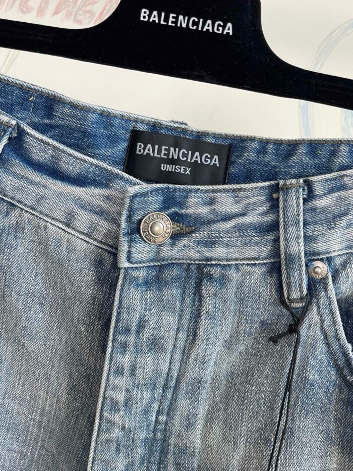 Jeans Balenciaga unisex in denim chiaro con logo, dettaglio vintage e finiture di lusso.