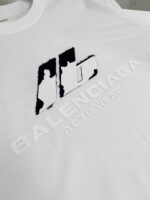 T-shirt Balenciaga bianco con logo estilizzato e scritta ACTIVER per uno stile moderno e casual.