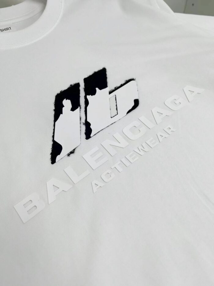 T-shirt Balenciaga bianco con logo estilizzato e scritta ACTIVER per uno stile moderno e casual.