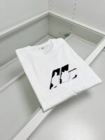 T-shirt bianca Balenciaga con grafica moderna in esposizione minimalista di alta moda.