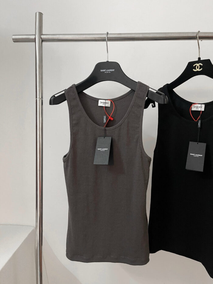 Top basic nero e grigio, capi versatili e di stile per ogni outfit quotidiano.