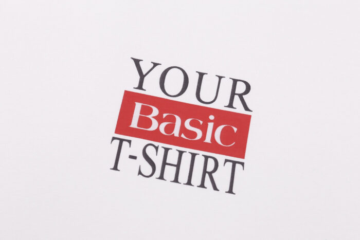 Maglietta basic personalizzata in stile moderno con design minimalista e stile elegante.