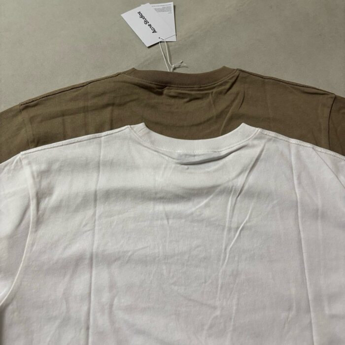 T-shirt minimalista bianca e marrone in cotone, stile casual e elegante.