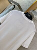 T-shirt bianca semplice e elegante su appendiabiti in boutique moderna.