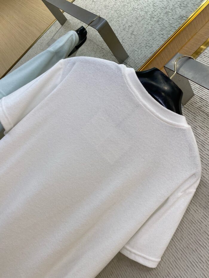 T-shirt bianca semplice e elegante su appendiabiti in boutique moderna.