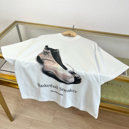 Maglietta bianca con stampa sneaker da basket, stile streetwear, moda casual e sportiva.
