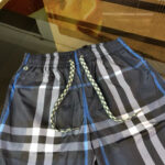 Shorts da spiaggia a quadri blu e bianco, regolabili e leggeri, ideali per lestate.