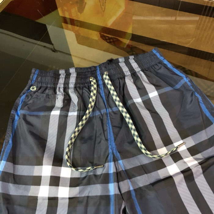 Shorts da spiaggia a quadri blu e bianco, regolabili e leggeri, ideali per lestate.