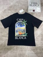 T-shirt nera con design spiaggia, mare e scritta CASA BLANCA, stile casual e trendy.