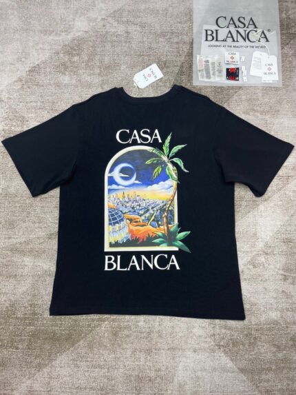 T-shirt nera con design spiaggia, mare e scritta CASA BLANCA, stile casual e trendy.