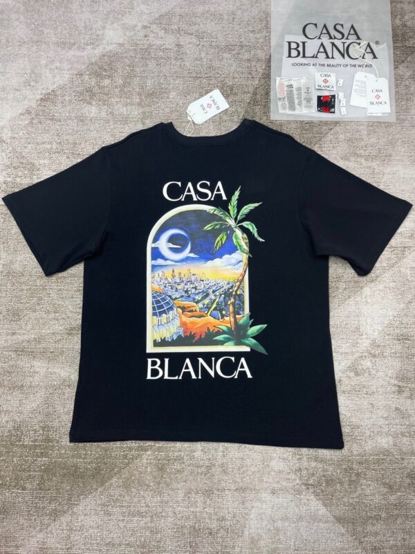 T-shirt nera con design spiaggia, mare e scritta CASA BLANCA, stile casual e trendy.
